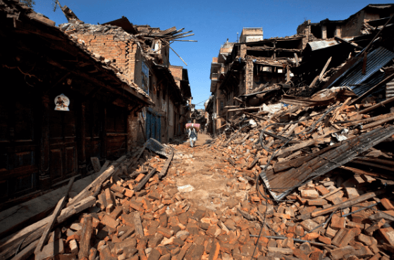 一名尼泊爾籍男子走過被地震引起的破壞都市 VR 360 度